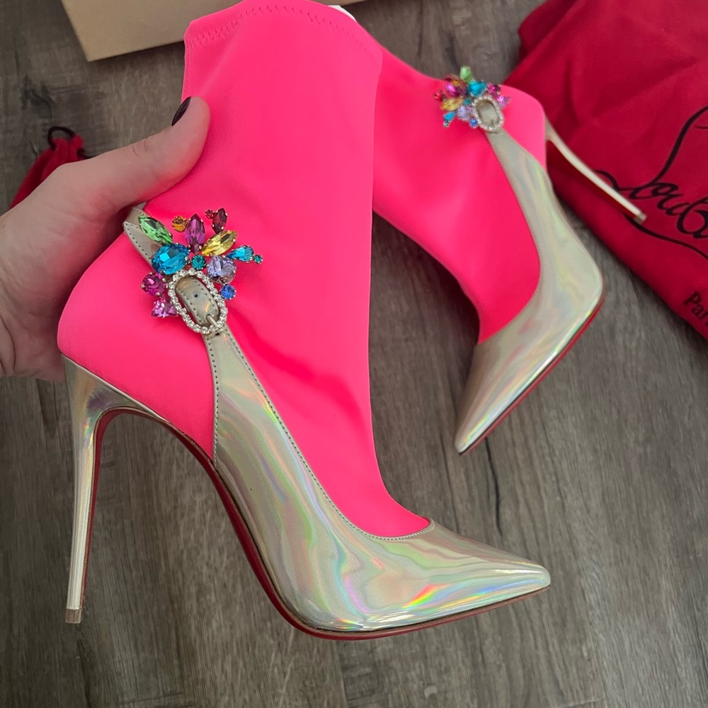New CHRISTIAN LOUBOUTIN
Jessie Booty Joli Patent Leather Boots 100